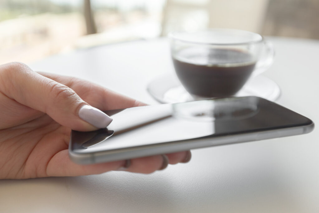 Ohne Smartphone in den Tag: Warum ein handyfreier Morgen so wichtig ist